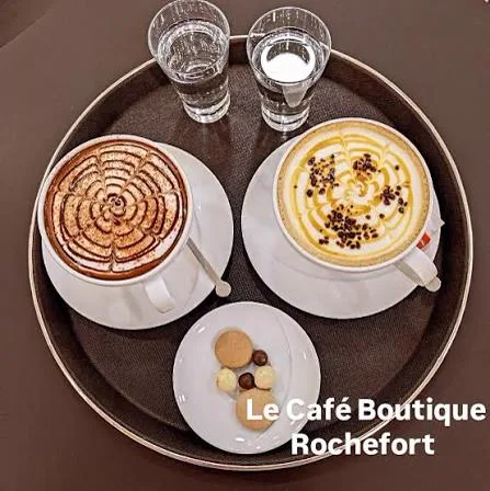 Plateau de boissons chaudes et biscuits servi au Café Boutique, Rochefort
