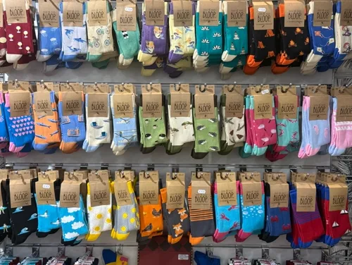 Présentoir mural de chaussettes multicolores à motifs au Bar à Chaussettes