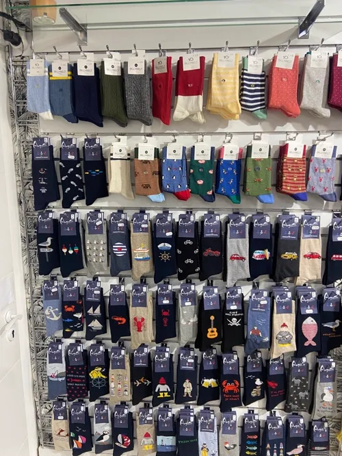 Mur de chaussettes à motifs variés (marins, animaux, unis) du Bar à Chaussettes